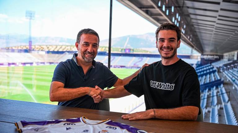 <i>El director deportivo del Real Jaén, Juan Gambero, y David Márquez, tras la firma del contrato / Real Jaén CF.</i>