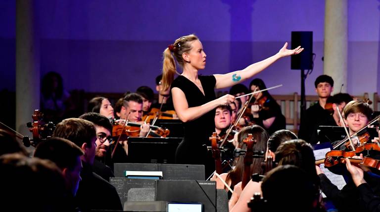 <i>La Orquesta Joven de Andalucía durante su recital en la Antigua Universidad de Baeza dirigida por la prestigiosa directora Isabel Rubio. / Fotografías: Inmaculada Cejudo.</i>