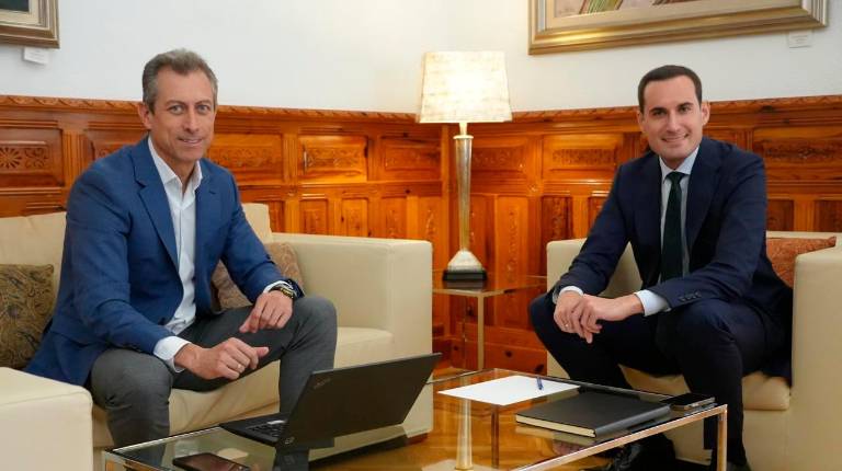 <i>Óscar Gaitán y Juan Latorre se reúnen para abordar un plan inversor. / Diputación de Jaén.</i>