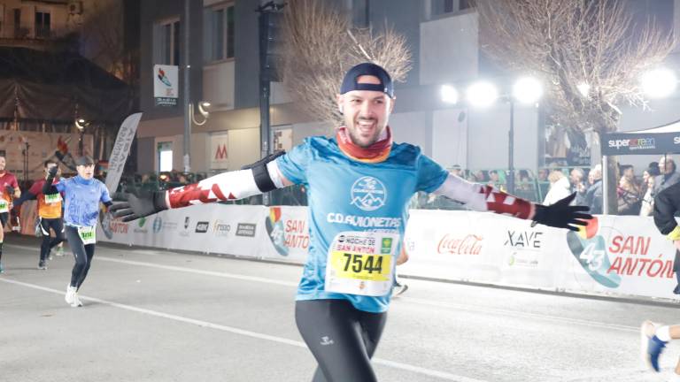 La emoción de los últimos metros de la Carrera de San Antón 2026, en imágenes