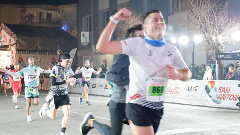 La emoción de los últimos metros de la Carrera de San Antón 2026, en imágenes