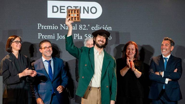 El escritor ubetense David Uclés, con el Premio Nadal. / Lorena Sopena / Europa Press.