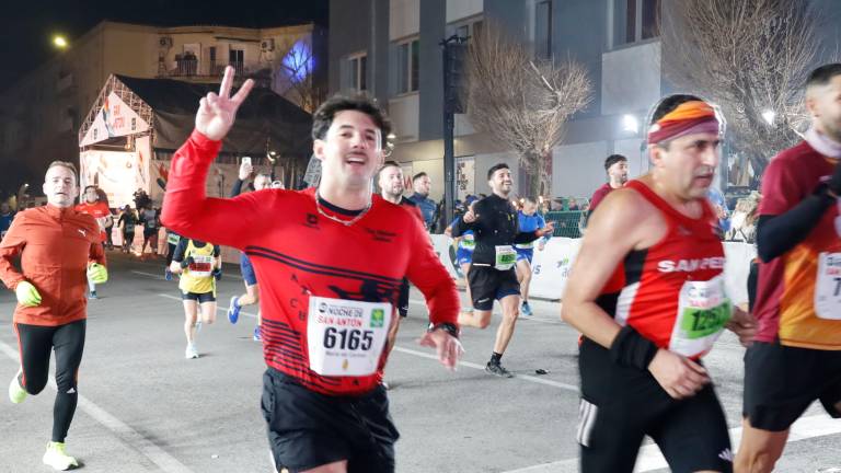 La emoción de los últimos metros de la Carrera de San Antón 2026, en imágenes