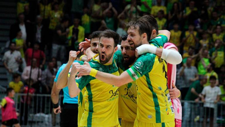 Míchel, Taborda, César, Espíndola... la alegría por el triunfo. / Fonsi Moreno / Jaén FS.