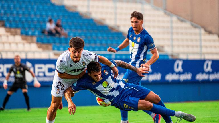 David Serrano pelea un balón en el partido de la primera vuelta entre el Lorca Deportiva y el Real Jaén. / Miranda López / Real Jaén.