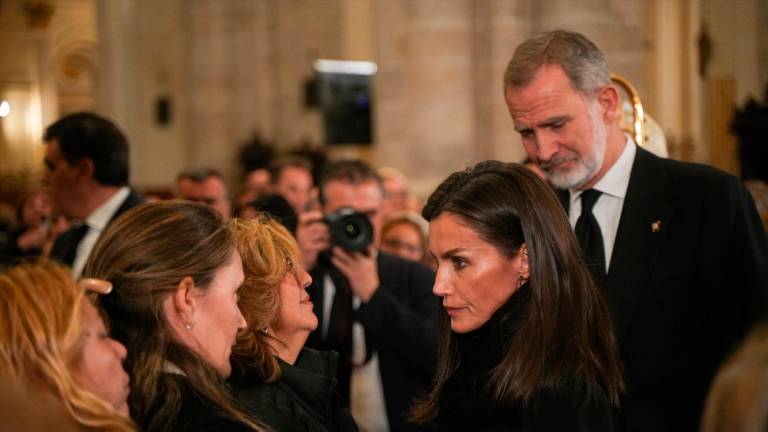 Las familias de las víctimas de la dana reciben el consuelo de los Reyes en  Valencia
