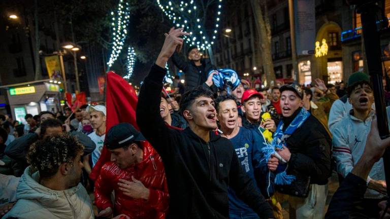 Marroquíes celebran en La Rambla de Barcelona la victoria ante España en Catar
