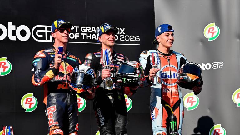 Bezzechi arrasa, Acosta es líder y Márquez pincha en Tailandia