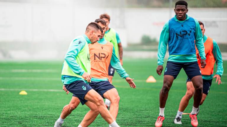 Adri Paz realiza una jugada en un entrenamiento. Real Jaén