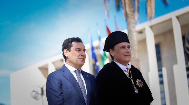<i>Juanma Moreno y José Carlos Gómez Villamandos cuando éste era rector de la Universidad de Córdoba. Archivo. / María José Lópz / Europa Press.</i>