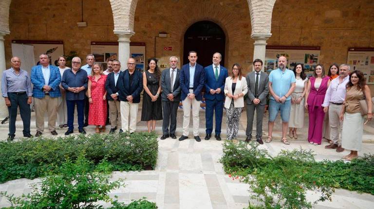 <i>Miembros del Patronato de la Fundación Estrategias con el nuevo presidente, Juan Latorre. / Diputación de Jaén.</i>