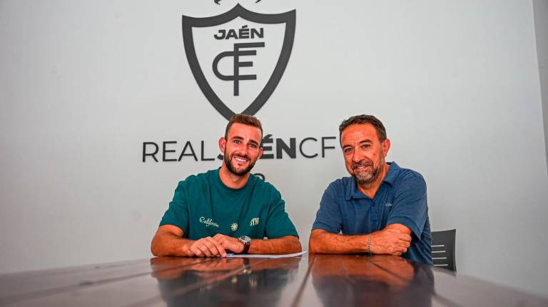 <i>En la imagen Peque Polo y Juan Gambero en la firma del fichaje. / Real Jaén</i>