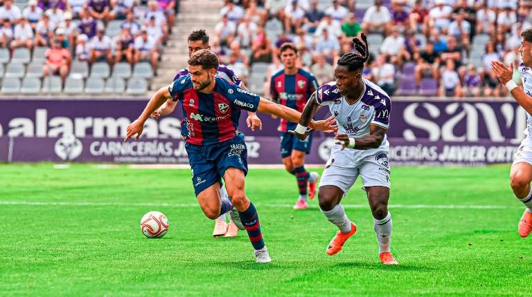 <i>Moha Keita presiona a un rival con el balón. / Miranda López / Real Jaén</i>