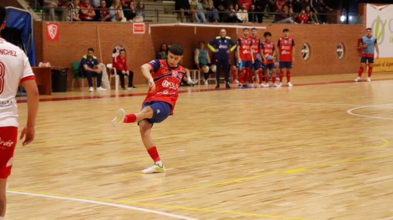 <i>Karim, que marcó un gol, lanza a la meta del Albacete FS. / Mengíbar FS.</i>