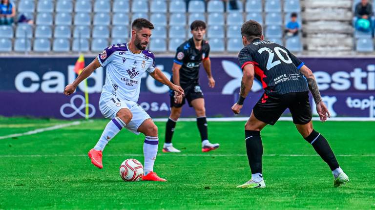 <i>Mario Martos realiza una jugada en el partido ante el Rayo Majadahonda. / Miranda López / Real Jaén.</i>