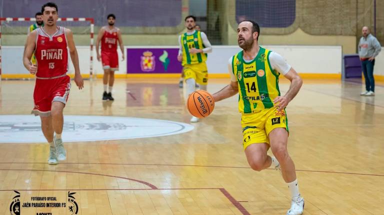 <i>David Melero se dispone a entrar a canasta en un partido en el Pabellón de La Salobreja. / Monti / Jaén FS.</i>