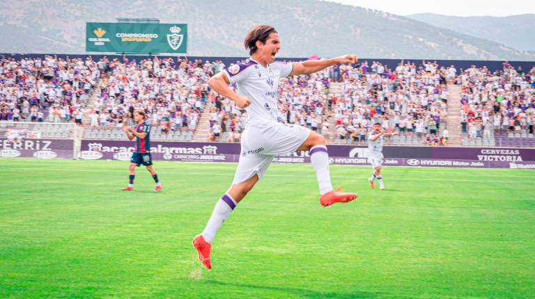 <i>Marco Siverio celebra con alegría el gol marcado ante la SD Huesca. / Real Jaén CF. </i>