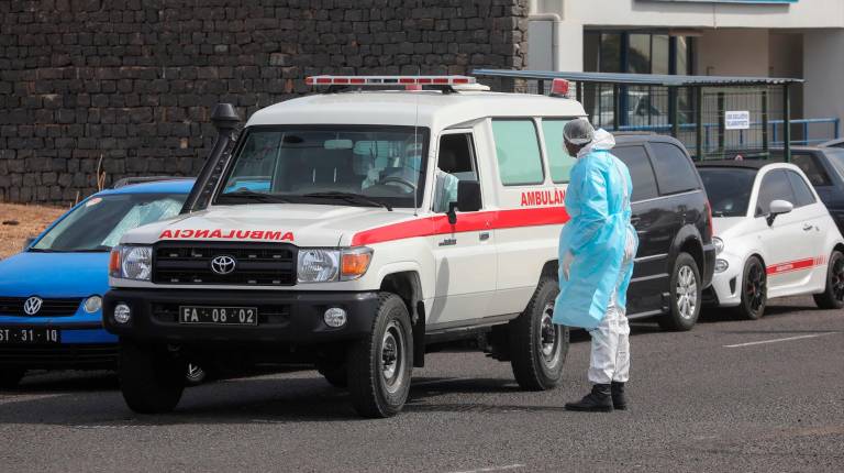 <i>Imagen de una ambulancia en Cabo Verde durante estos días. Archivo./ Europa Press.</i>