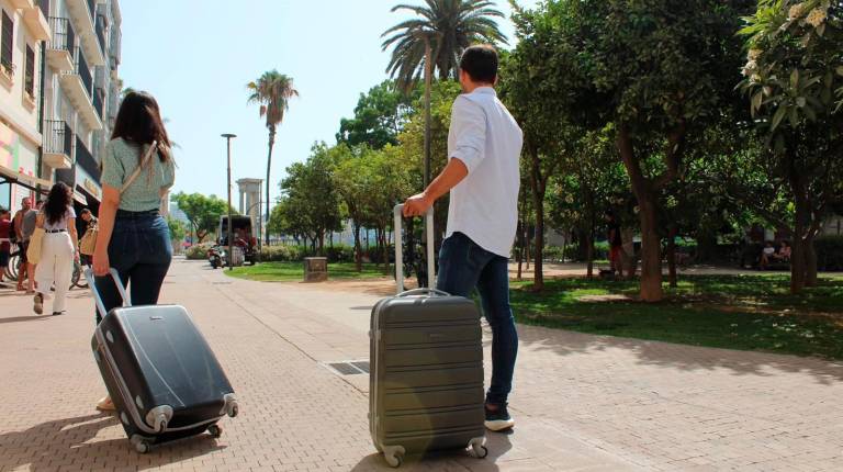 <i>Dos turistas en Málaga capital con sus maletas. / AEHCOS / Europa Press</i>