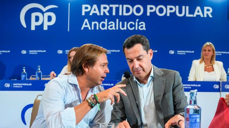 <i>El presidente del PP de Andalucía y de la Junta, Juanma Moreno, y el secretario general del PP andaluz, Antonio Repullo, en la última reunión de la Junta Directiva Autonóminca del PP-A. / Francisco J. Olmo / Europa Press.</i>