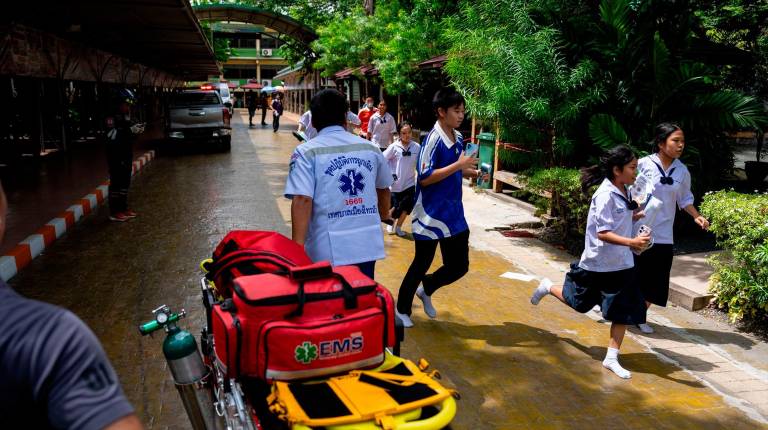 <i>Estudiantes siendo evacuados durante el tiroteo en el centro de Tailandia. / Europa Press. </i>