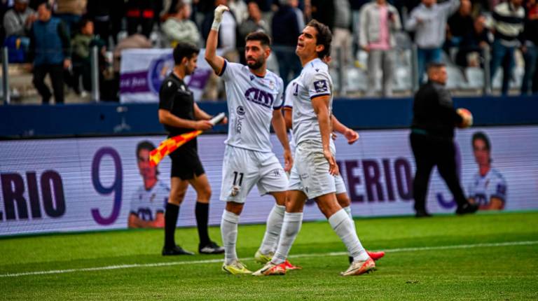 <i>Mario Martos y Marcos Siverio, en la celebración del gol. / Real Jaén. / Miranda López.</i>