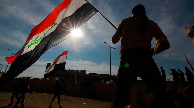 <i>Imagen de archivo de un hombre con una bandera de Irak.</i>