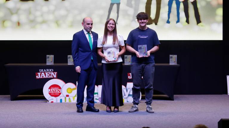 <i>Antonio Nieto, director de la oficina de Caja Rural del polígono de Los Olivares junto a los premiados, María Martínez y Pablo Garzón. / Jason Moyano / Diario JAÉN.</i>