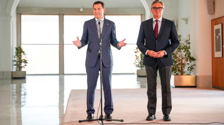 <i>El presidente en funciones de la Junta, Juanma Moreno junto al portavoz del grupo parlamentario Vox en Andalucía atendiendo a los medios. / Europa Press. </i>