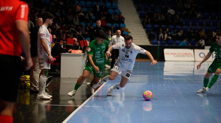 <i>Jugada de Míchel esta temporada en la pista del Osasuna Magna Navarra. / Jaén FS.</i>