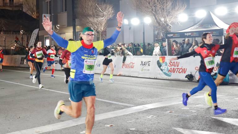 La emoción de los últimos metros de la Carrera de San Antón 2026, en imágenes