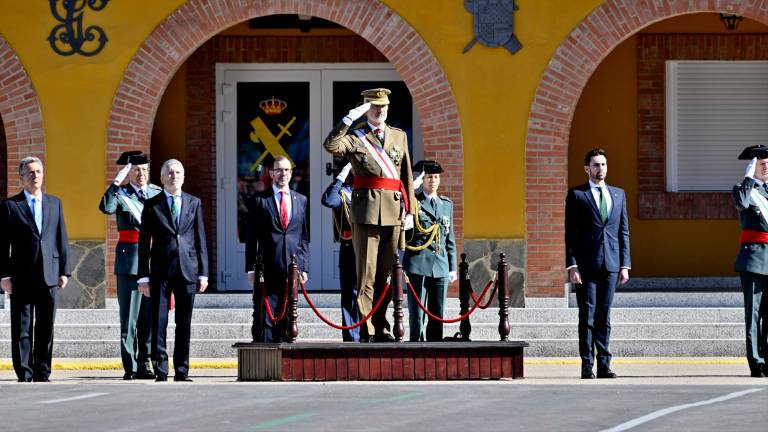Imagen de archivo del rey Felipe VI presidiendo el acto de jura de Bandera de alumnos de la Guardia Civil, a 12 de abril de 2024, en Baeza. / Juan de Dios Ortiz / Europa Press.