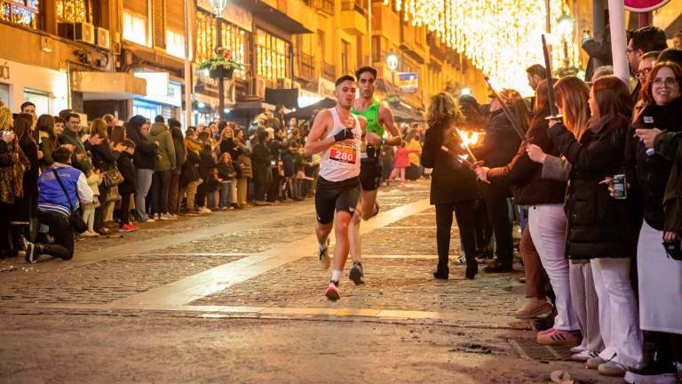 Dos corredores, en la parte final de la calle Bernabé Soriano durante la Carrera Internacional Noche de San Antón 2025. / Patronato Municipal de Deportes de Jaén