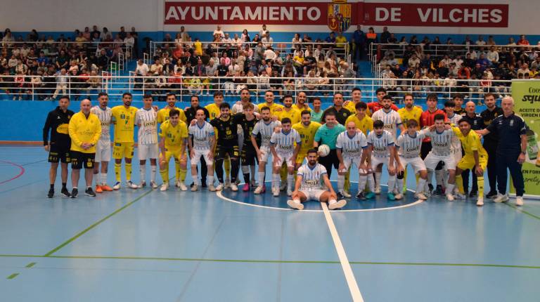 <i>Los jugadores del Jaén Paraíso Interior y el Vilches FS posan antes del partido. / Jaén FS.</i>