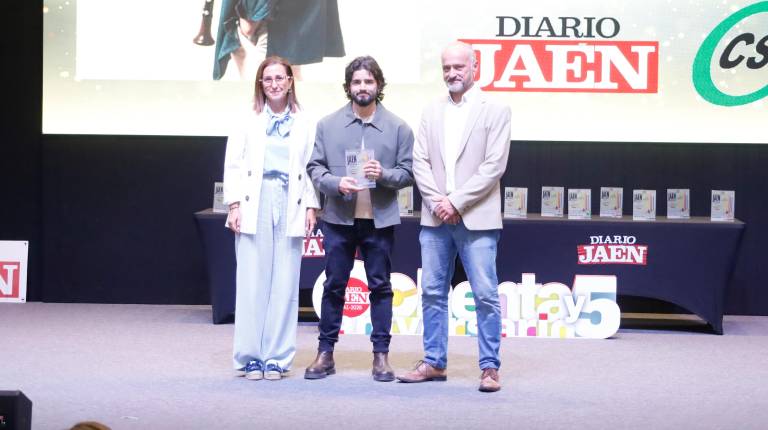 <i>María Jesús Rodríguez, concejala de Presidencia y Cultura de Torredelcampo, Fran Rama y el presidente de CSIF, Juan Carlos González. / Jason Moyano / Diario JAÉN.</i>