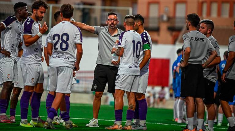 <i>Manuel Herrero da instrucciones en el partido ante el Martos CD. Miranda López / Real Jaén.</i>