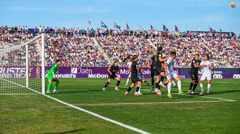 <i>Jugada del Real Jaén frente al Atlético Baleares, en La Victoria. / Real Jaén. </i>