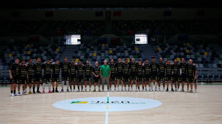 <i>Foto de la plantilla y el cuadro técnico del Jaén Paraíso Interior FS en el primer entrenamiento en el Olivo Arena. / Jason Moyano / Diario JAÉN. </i>