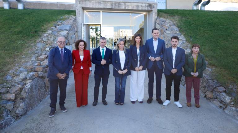 <i>La ministra Milagros Tolón en su visita a la sede de la Fundación Innovasur, en Jaén, junto a Manuel Fernández, Esther Monterrubio, Julio Millán, Mercedes Villegas, Juan Latorre y Pilar Parra. / Jason Moyano / Diario JAÉN.</i>