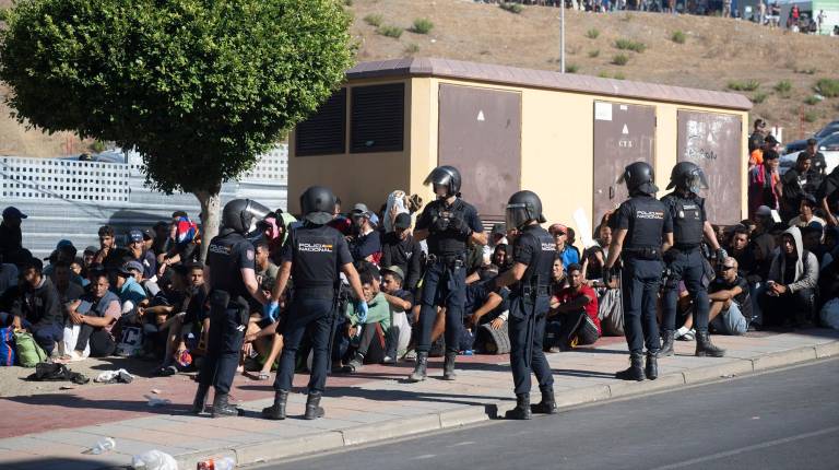 <i>Migrantes en Ceuta. / Europa Press. </i>