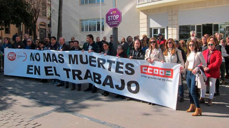<i>Concentración de los sindicatos frente a la Subdelegación del Gobierno contra la siniestralidad laboral. / Europa Press. </i>