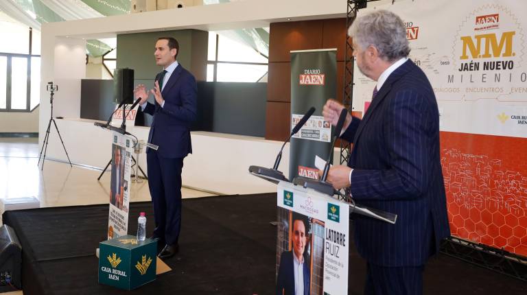 <i>Juan Latorre y Juan Espejo, en la última edición de Diálogos Informativos “Jaén Nuevo Milenio”. / Jason Moyano / Diario JAÉN.</i>