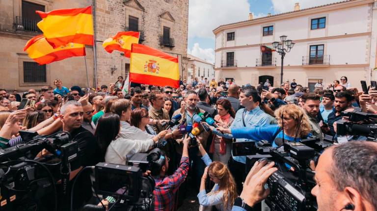 <i>Santiago Abascal atiende a los periodistas en Úbeda. / Vox.</i>
