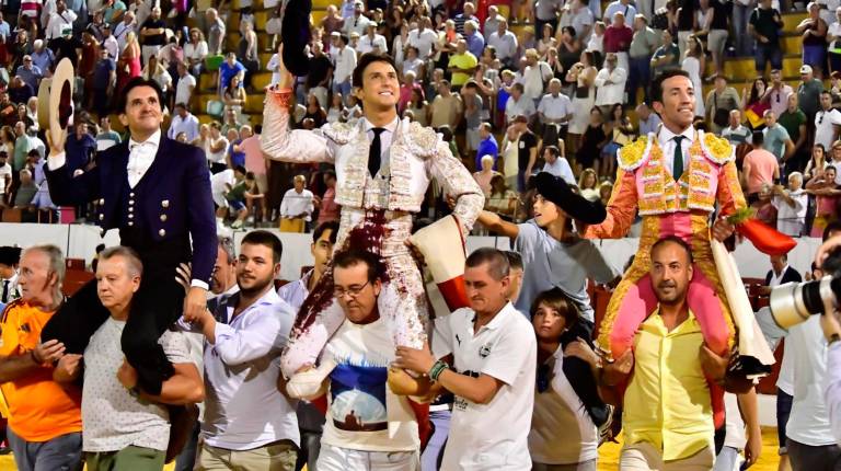 <i>Diego Ventura, Roque Rey y David de Miranda saludan al público en su salida a hombros en la corrida mixta de Villanueva del Arzobispo. / J. Delgado. </i>
