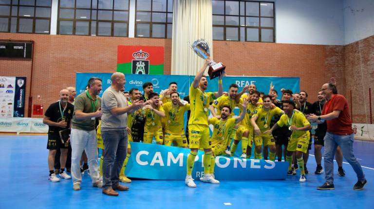 <i>El Jaén FS Paraíso Interior levanta la Copa de Andalucía como campeones. / Jaén FS </i>