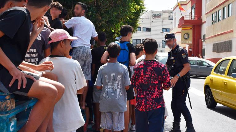 <i>Un grupo de menores espera para ser filiado en una comisaría de la Policía Nacional. / Europa Press. </i>