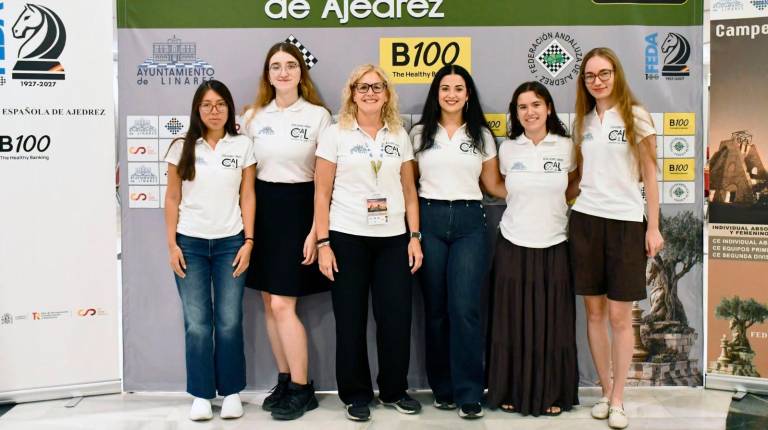 <i>Equipo del Club de Ajedrez Linares, formado por seis mujeres, en el torneo de esta semana. / Federación Española de Ajedrez.</i>