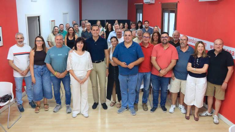 <i>Foto de familia tras la reunión del Comité Comarcal del PSOE. / PSOE de Jaén. </i>