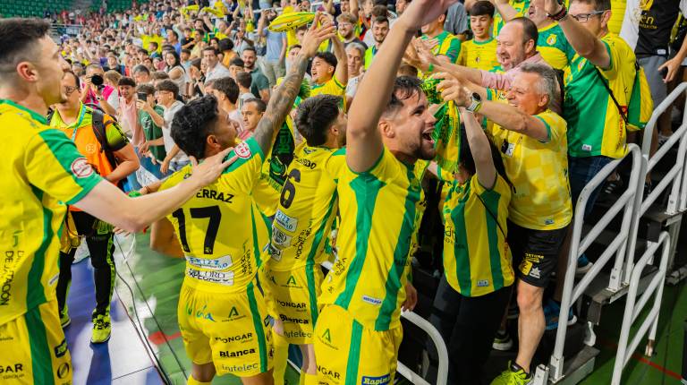 <i>Los jugadores celebran el título con los aficionados. / RFEF.</i>