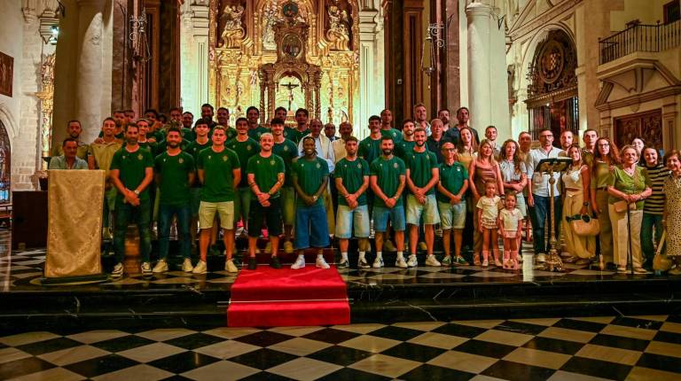 Fotogalería: Tradicional ofrenda del Real Jaén a la Virgen de la Capilla